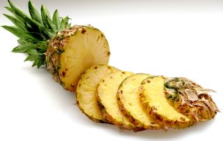Ananas sisältää bromelaiini-entsyymiä, joka poistaa pinnallisia tahroja ja ehkäisee plakin kertymistä.