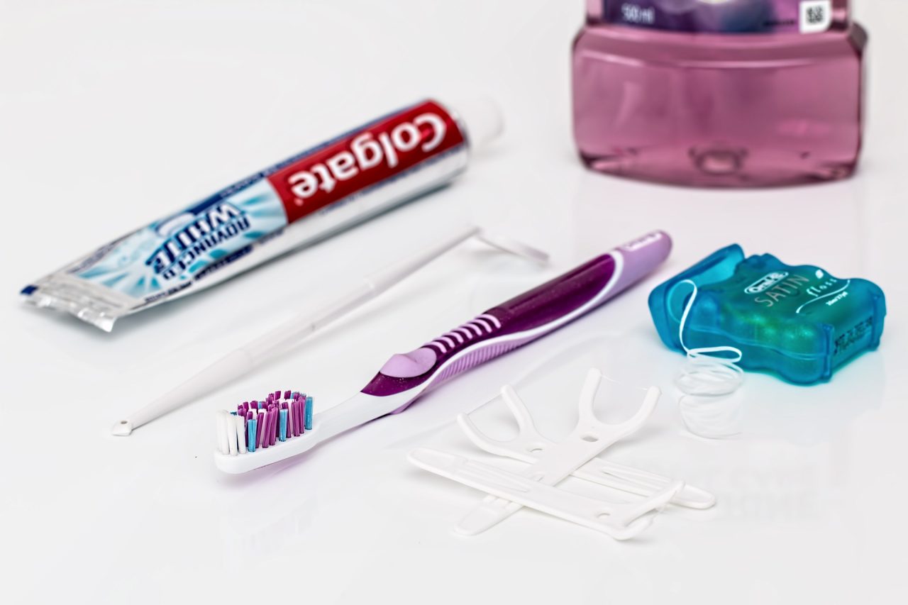 Hampaidenhoitovälineitä: hammasharja ja -tahna, hammaslanka ja kielikaavin