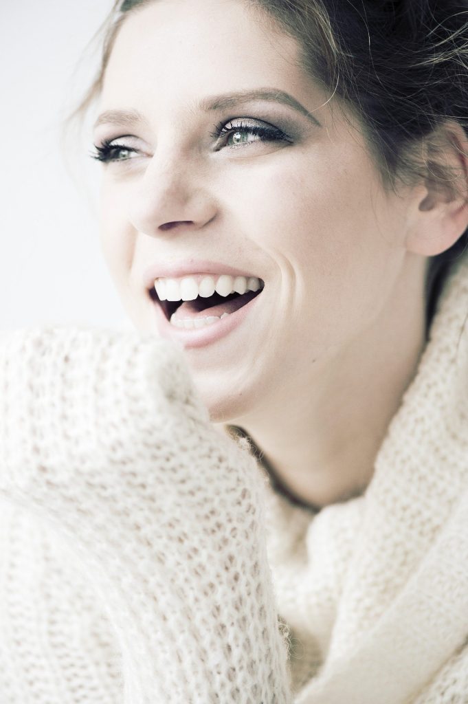 Kuva naisesta, jolla on valkoiset hampaat ja kaunis hymy